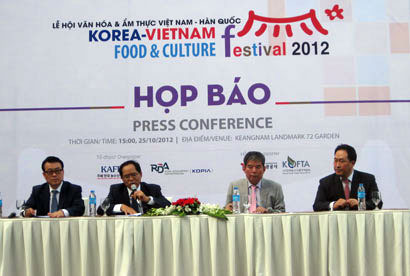 Ban tổ chức Lễ hội Văn hóa và Ẩm thực Việt Nam - Hàn Quốc 2012 tại buổi họp báo chiều 25-10.